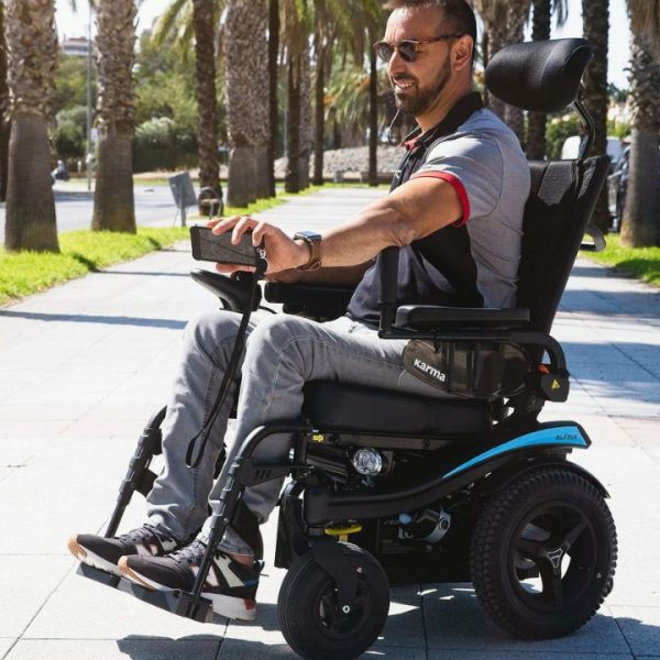 Persona en silla de ruedas eléctrica.