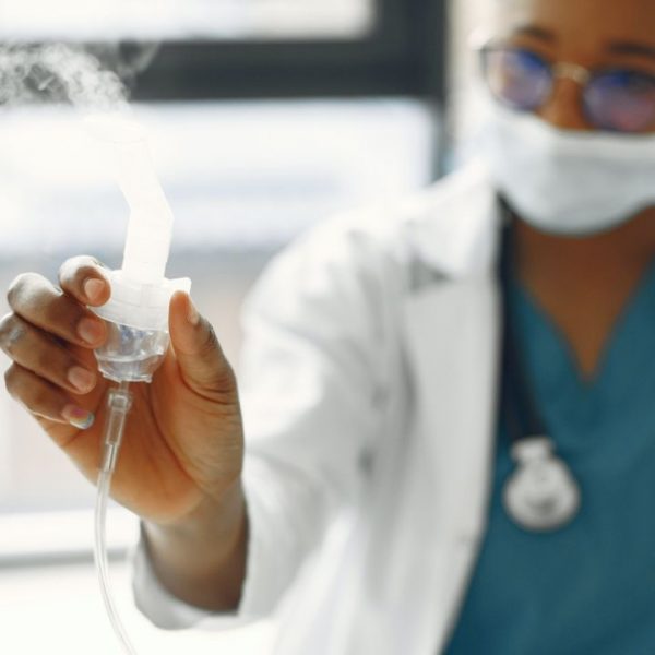Doctora con un nebulizador en la mano - Portada de artículo para qué sirven los nebulizadores.