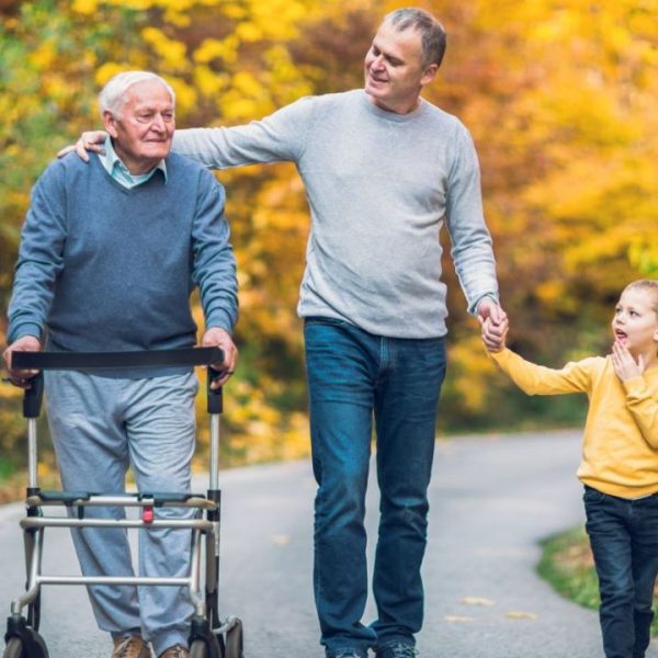 Padre e hijo junto a abuelo con andador ortopédico - Andadores ortopédicos.
