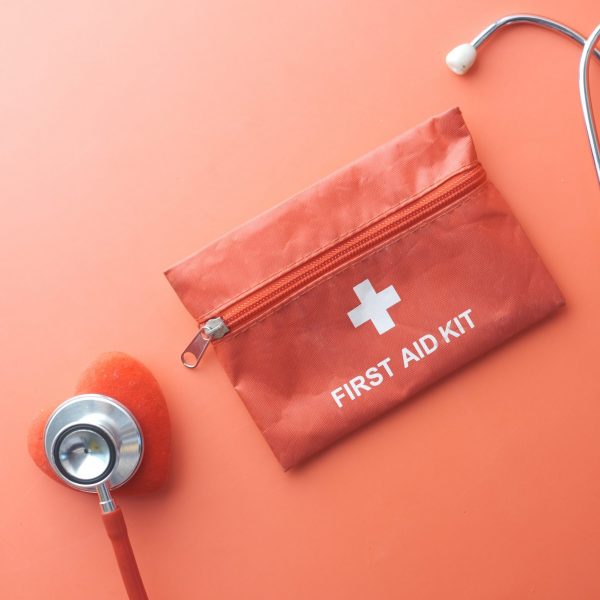 Qué debe tener un botiquín de primeros auxilios? - Blog Kairos Medical
